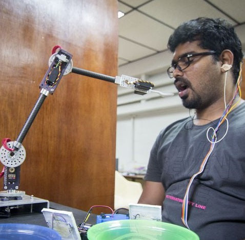 定常状態視覚誘発電位（SSVEP）を活用した食事支援ロボット